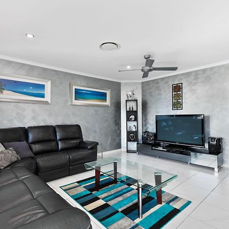 White Crest Apartments เฮอร์วีย์เบย์ ภายนอก รูปภาพ