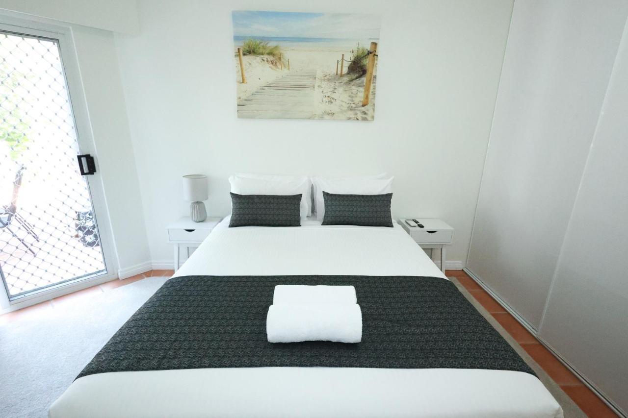 White Crest Apartments เฮอร์วีย์เบย์ ภายนอก รูปภาพ